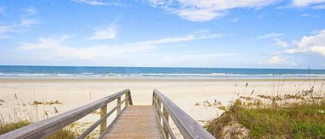 En la playa, camastros y toallas de playa