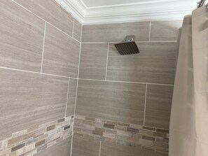 Haartrockner, Handtücher, Seife, Shampoo