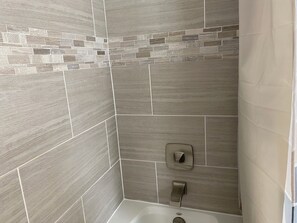 Haartrockner, Handtücher, Seife, Shampoo