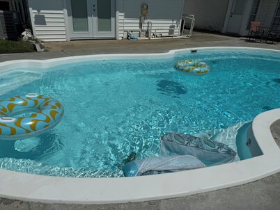 Pool House!
Great large house for family vacation