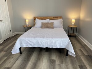 3 chambres, bureau, fer et planche à repasser, lit de bébé portatif