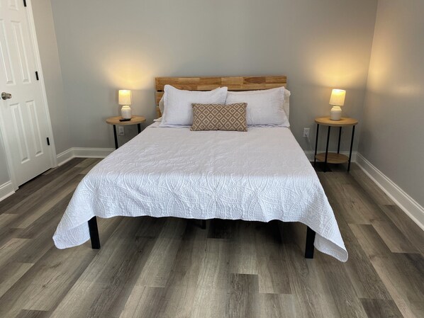 3 habitaciones, escritorio y tabla de planchar con plancha 