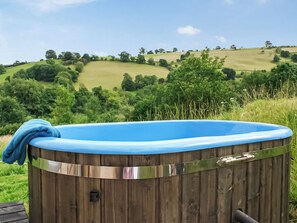 Outdoor spa tub - Barcud Coch - UK44539 (Penybontfawr, near Llanfyllin)