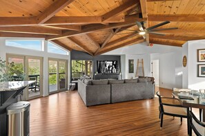 Smart TV, fireplace, video games, foosball - Uptown Splash - Views! 5BR 4BA Heated Pool Spa Firepit GamesRm Minigolf Location (Sedona)