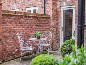 Outdoor dining - 3 bedroom accommodation in Mount Vale, near York (Mount Vale, near York)
