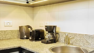 Toetasjesleilighet | Eget kjøkken | Kjøleskap, mikrobølgeovn, brødrister og kjøkkenutstyr