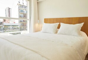 Caja de seguridad en la habitación y tabla de planchar con plancha 