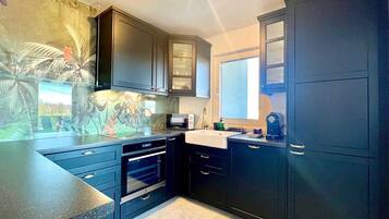 Een koelkast, een magnetron, een oven, een kookplaat