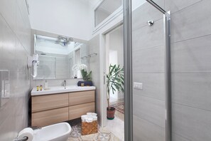 Dusche, Haartrockner, Bidet, Handtücher