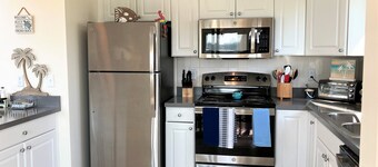 Surfside Beach Cottage- steps from Virginia Beach Boardwalk!