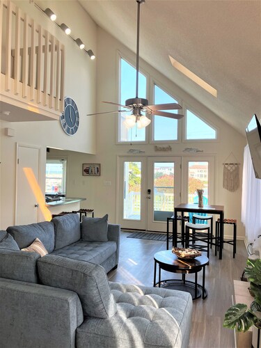 Surfside Beach Cottage- steps from Virginia Beach Boardwalk!