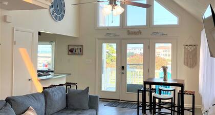 Surfside Beach Cottage- steps from Virginia Beach Boardwalk!