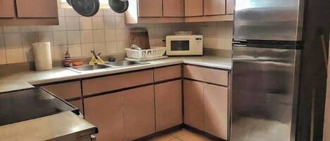 冷蔵庫、電子レンジ、オーブン、コンロ