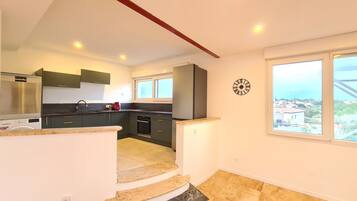 Een koelkast, een oven, een kookplaat, een vaatwasser