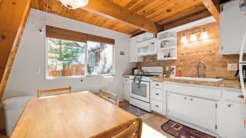 Basic Cabin | Private kitchen | Electric kettle, toaster