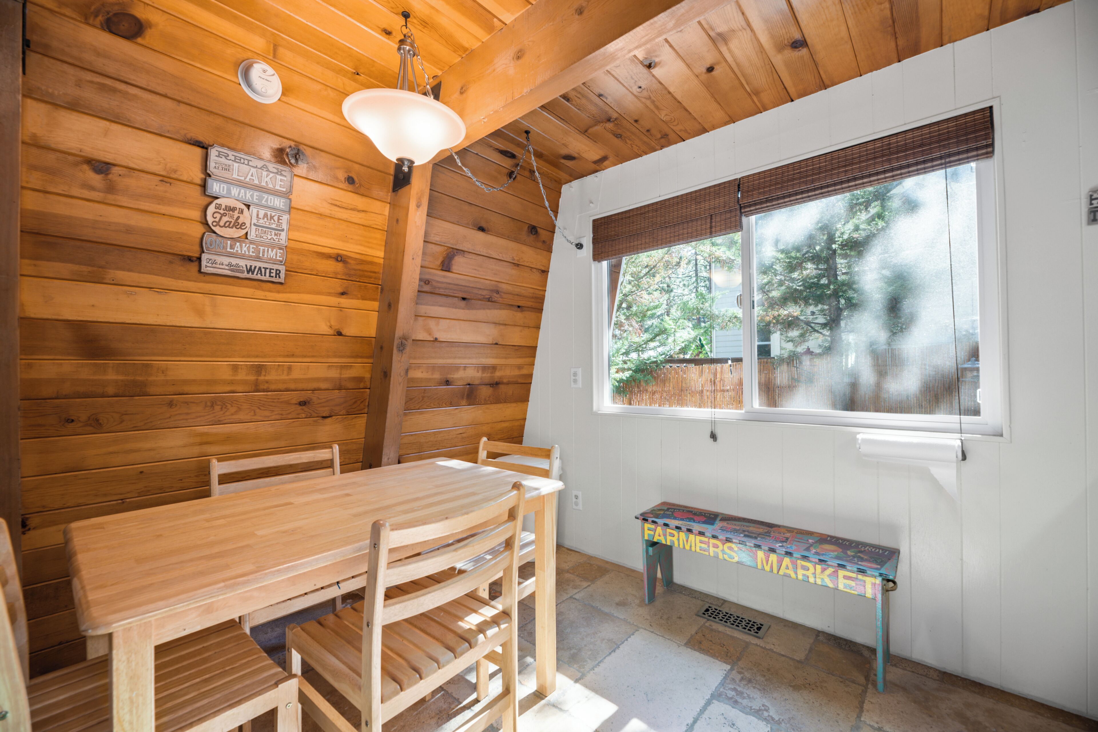 基本小屋 | 房內用餐區