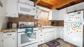 Basic Cabin | Private kitchen | Electric kettle, toaster