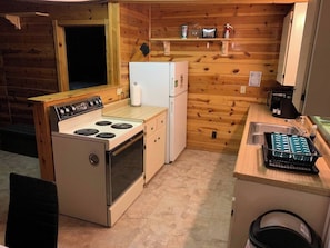 Fridge, microwave, oven, stovetop - Little Paradise (Lakeside)