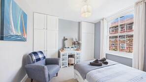 4 bedrooms, desk, iron/ironing board, travel crib