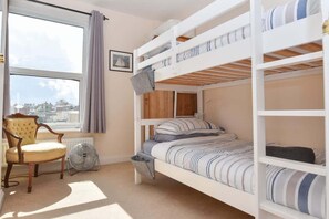 4 bedrooms, iron/ironing board, travel cot, free WiFi - Granville Coast (Cowes)