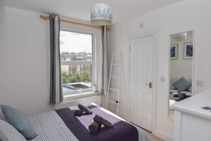 4 habitaciones, tabla de planchar con plancha y cuna de viaje