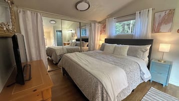 1 habitación y tabla de planchar con plancha