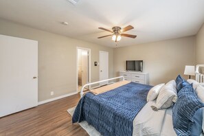 3 bedrooms, iron/ironing board, WiFi, bed sheets - Your Charming Texas Retreat! (Sherman)