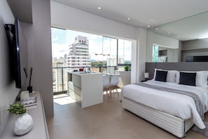 Classic Studio (402544) | Desk, bed sheets - 360 VN Capote Valente by Housi (São Paulo)