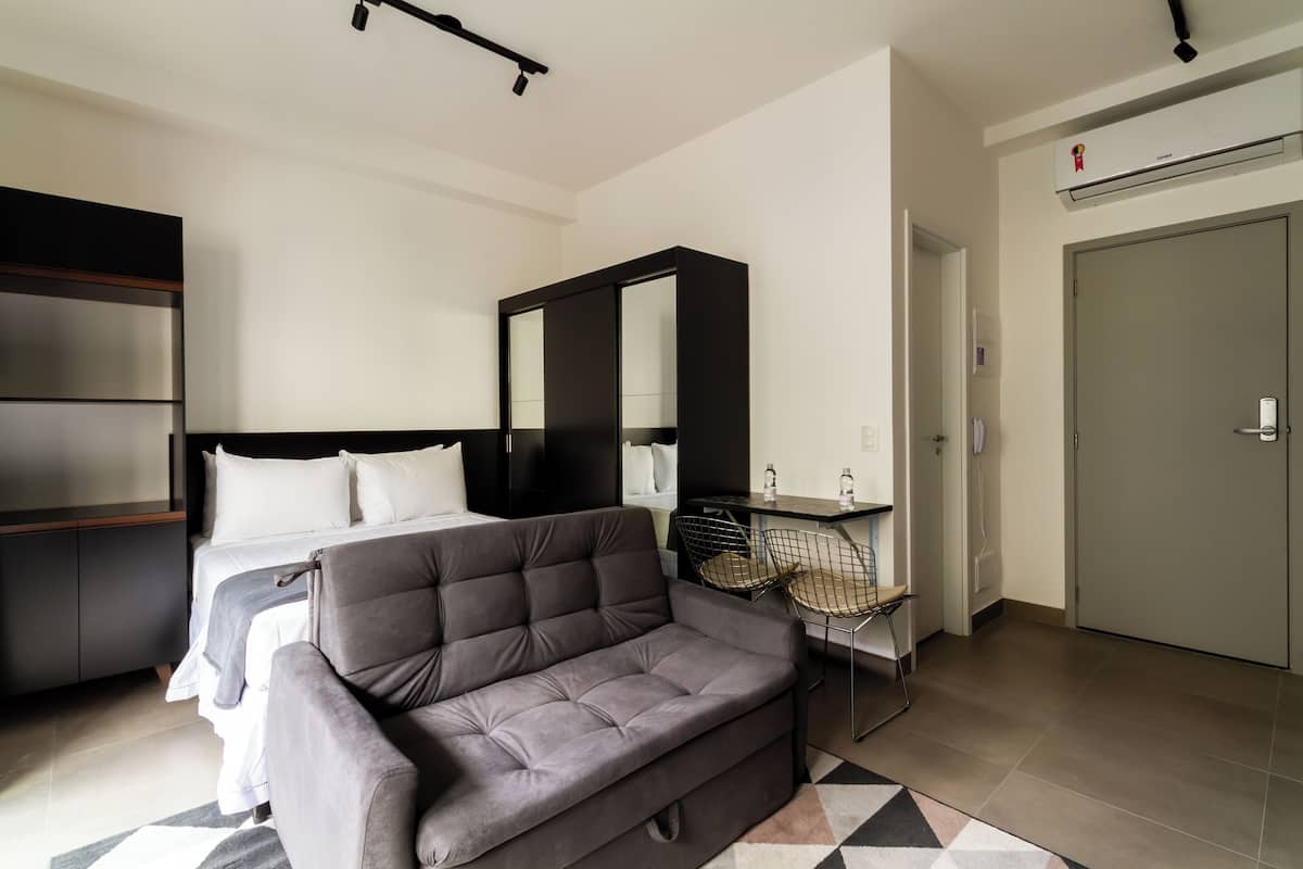 1 habitación, escritorio y ropa de cama