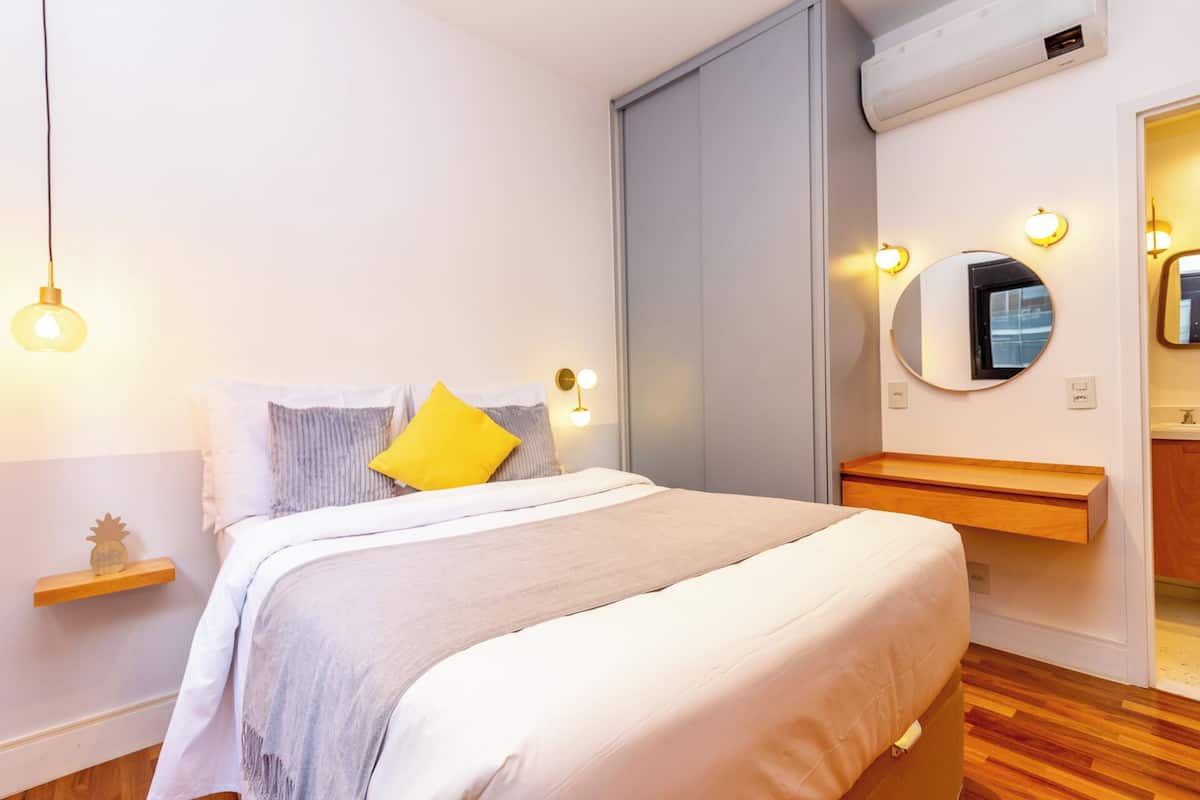 1 habitación, escritorio y ropa de cama