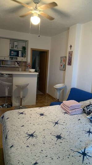 Iron/ironing board, internet, bed sheets