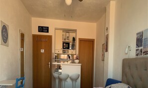 Kjøleskap, mikrobølgeovn, kokeplater og kjøkkenutstyr