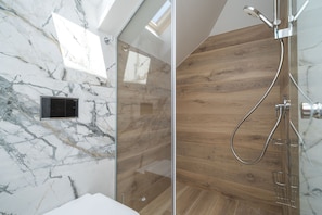 Dusche, Haartrockner, Handtücher