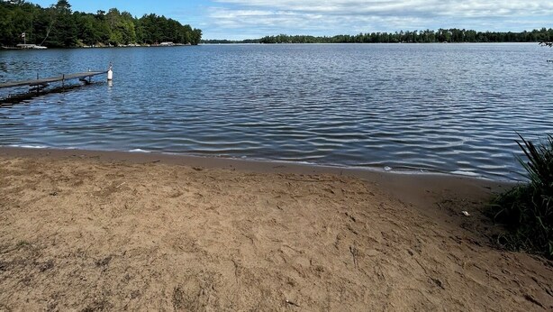 Nær stranden og strandhåndklær