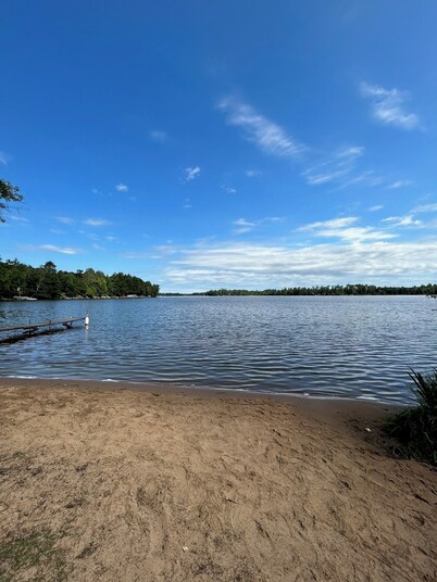 Cozy cabin just steps away from Upper Post Lake.  Pet friendly with a small fee!