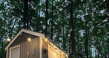 Cozy cabin just steps away from Upper Post Lake. Pet friendly with a small fee!