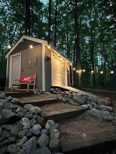 Cozy cabin just steps away from Upper Post Lake.  Pet friendly with a small fee!