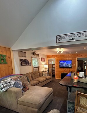 Smart TV, fireplace, DVD player, video library - Cozy cabin just steps away from Upper Post Lake.  Pet friendly with a small fee! (Elcho)