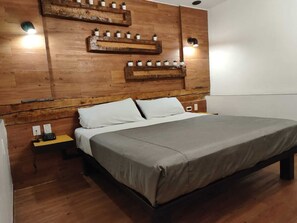 Cubrecamas, decoración personalizada, muebles diferentes y escritorio 