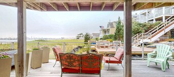 Bayfront condo in great location with deck, cable, kitchenette, water views