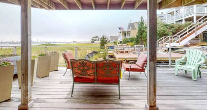 Bayfront condo in great location with deck, cable, kitchenette, water views