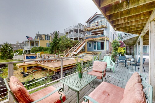 Bayfront condo in great location with deck, cable, kitchenette, water views