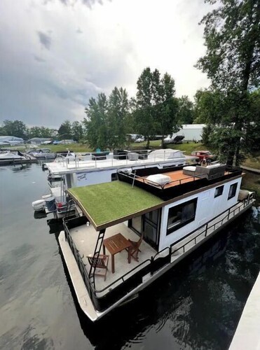 Charming Lake Anna Houseboat