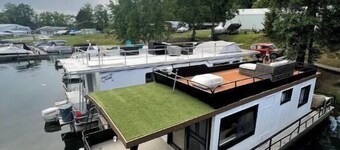 Charming Lake Anna Houseboat