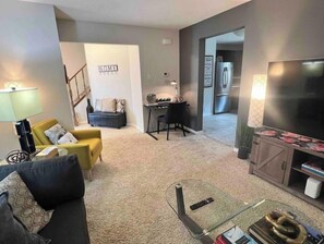 Living area - Lakeview Villa - Exquisite & Cozy 3 Bedroom Home (Saskatoon)