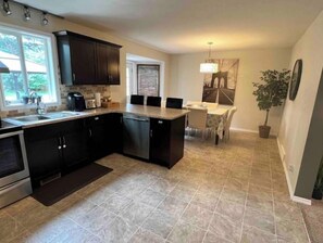 Private kitchen - Lakeview Villa - Exquisite & Cozy 3 Bedroom Home (Saskatoon)