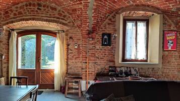 Smart-TV, DVD-Player, TischfuĂball, BĂŒcher