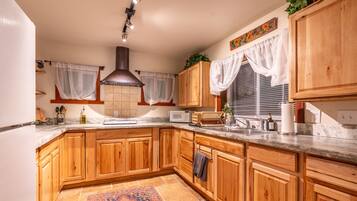 Geladeira, micro-ondas, cooktop, cafeteira/chaleira