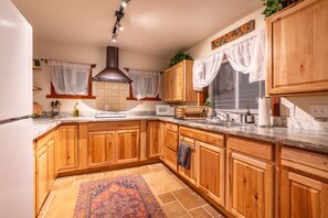 Réfrigérateur, micro-ondes, plaque de cuisson, cafetière/bouilloire