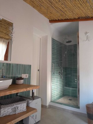 Shower, eco-friendly toiletries, hair dryer, bidet - Sardinia, San Teodoro, luxury villa with garden and pool, oasis of quiet & relax (Li Cupuneddi)
